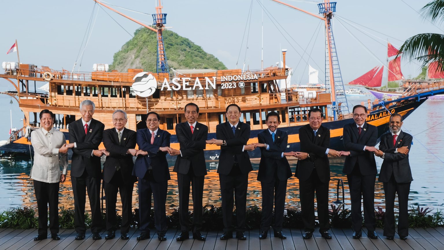 Presiden Jokowi saat membuka Konferensi Tingkat Tinggi (KTT) ke-42 ASEAN, Rabu (10/05/2023), di Hotel Meruorah Komodo, Labuan Bajo, Manggarai Barat, Nusa Tenggara Timur.

