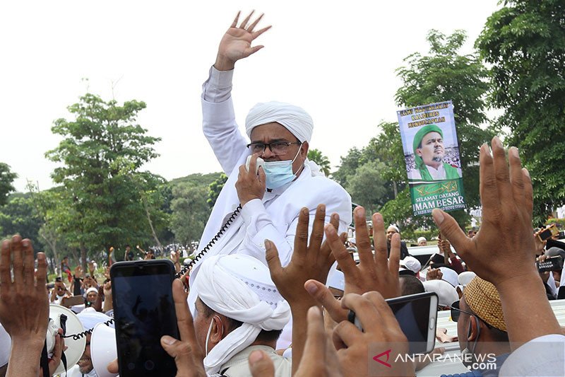Habib Rizieq Shihab (HRS) menyapa massa yang menjemputnya di Terminal 3 Bandara Soekarno Hatta, Tangerang, Banten, Selasa (10/11/2020). HRS beserta keluarga kembali ke tanah air setelah berada di Arab Saudi selama tiga tahun. ANTARA FOTO/Muhammad Iqbal/aw