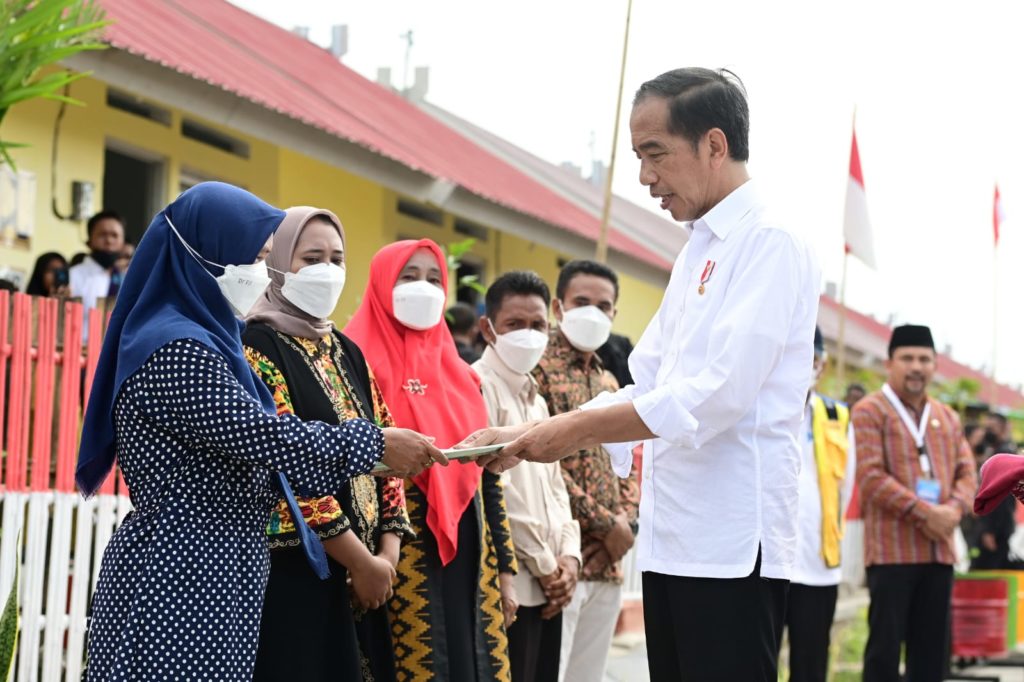 Presiden Joko Widodo meninjau secara langsung hunian tetap (huntap) pascabencana badai siklon tropis seroja di Desa Tambe, Kecamatan Bolo, Kabupaten Bima, Provinsi Nusa Tenggara Barat, pada Kamis, 29 Desember 2022. Foto: BPMI Setpres/Muchlis Jr