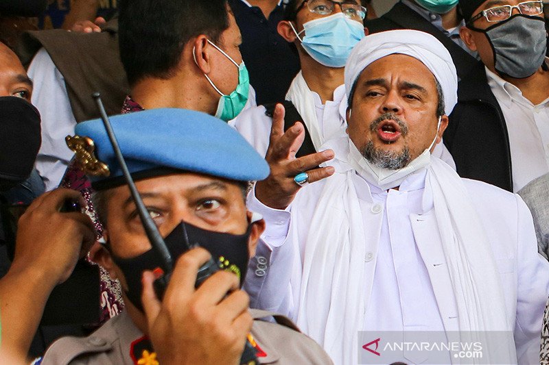 Imam Besar Front Pembela Islam (FPI) Habib Rizieq Shihab bersiap menjalani pemeriksaan di Mapolda Metro Jaya, Jakarta, Sabtu (12/12/2020). ANTARA FOTO/Fauzan/foc/aa. (ANTARA FOTO/FAUZAN)
