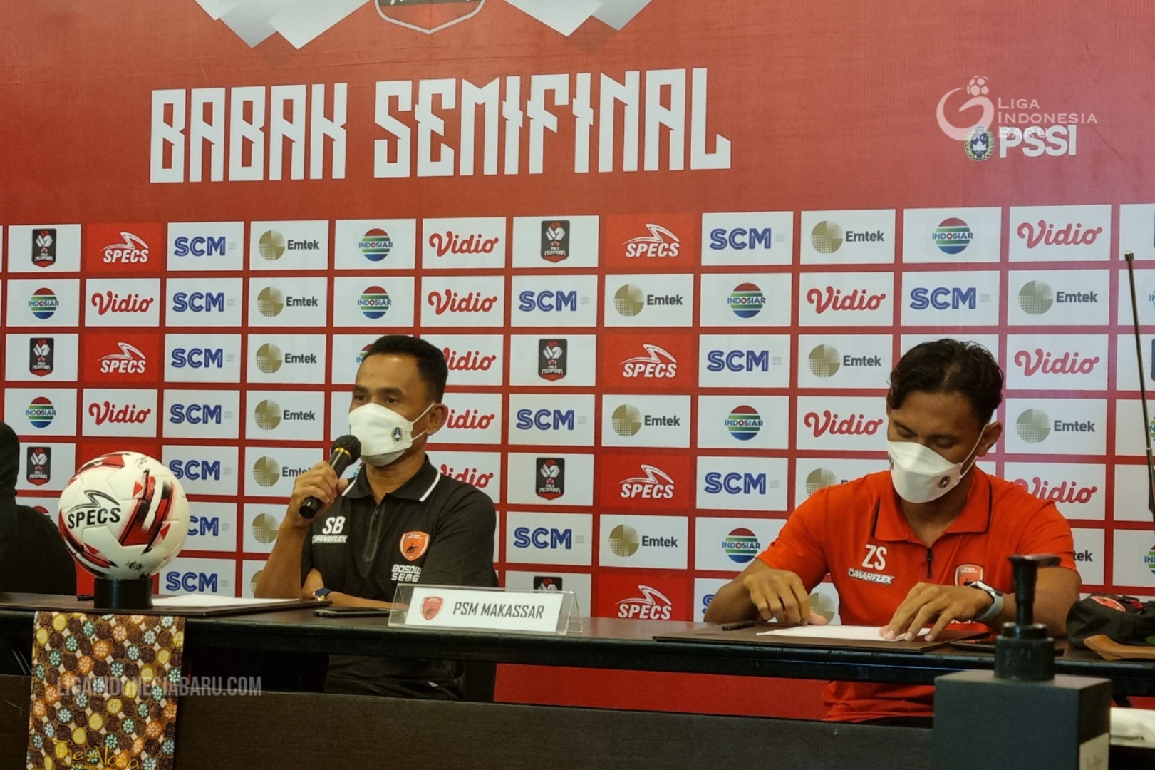Pelatih PSM Syamsudin Batola dalam sesi press conference. LIB