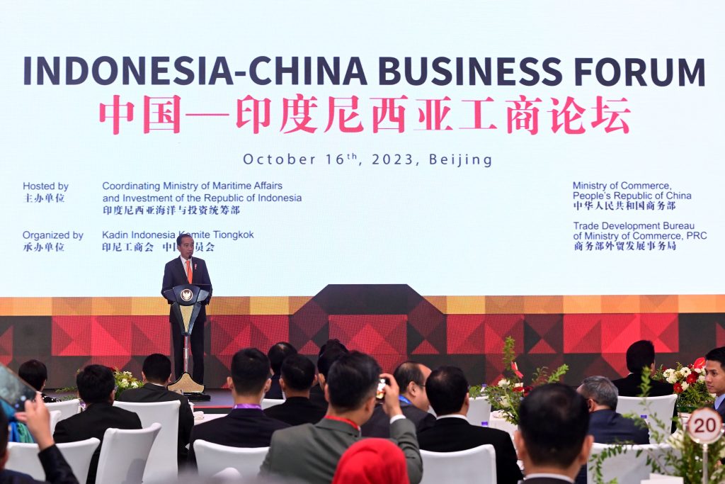 Presiden Jokowi saat menghadiri Forum Bisnis Indonesia-Republik Rakyat Tiongkok (RRT), di China World Hotel, Beijing, RRT, pada Senin (16/10/2023). (Foto: BPMI Setpres/Laily Rachev)

