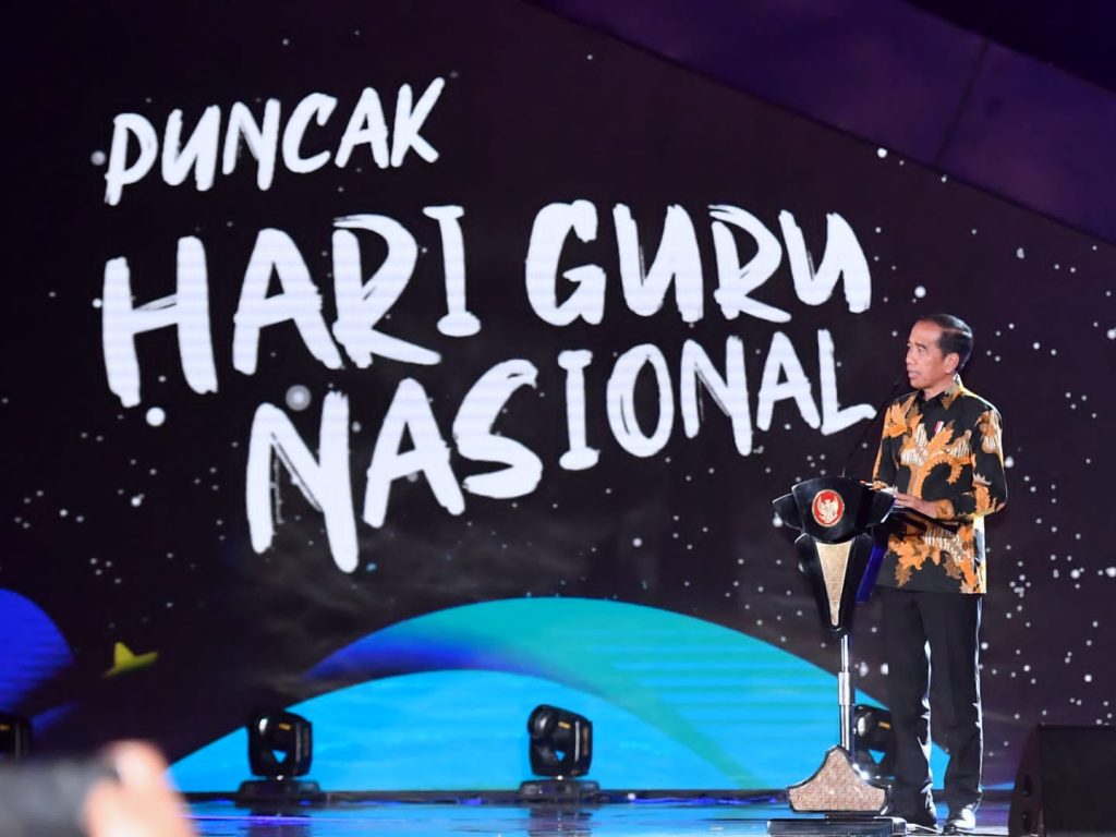 Presiden Jokowi menghadiri acara puncak peringatan Hari Guru Nasional 2023 di Indonesia Arena, Jakarta, Sabtu (25/11/2023). (Foto: BPMI Setpres/Rusman)