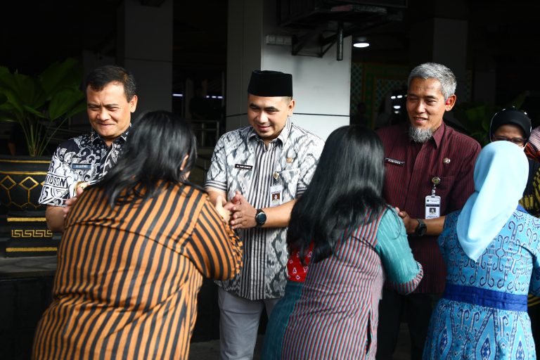 Gubernur Jawa Tengah Ahmad Luthfi, Wakil gubernur Jawa Tengah dan Sekdaprov Jateng saat Apel Pagi dan Halalbihalal bersama pegawai Pemprov Jateng, di halaman Kantor Gubernur Jawa Tengah, Selasa (8/4/2025).