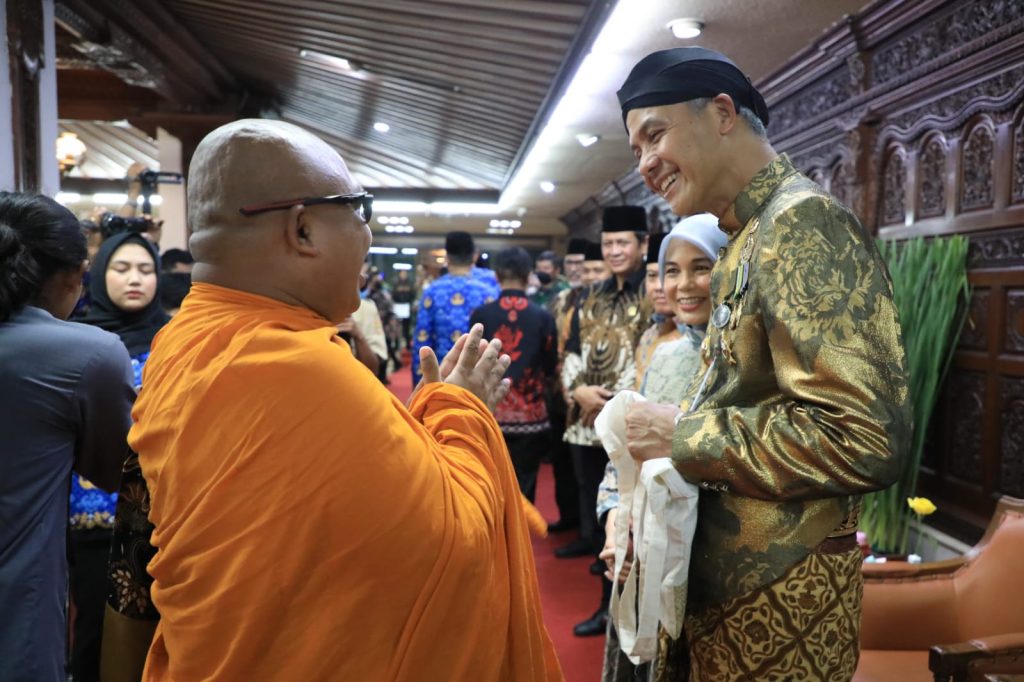 Gubernur Jawa Tengah Ganjar Pranowo menggelar halalbihalal di kantor Gubernur Jawa Tengah yang dihadiri seluruh ASN, kepala daerah beserta Forkopimda dari berbagai daerah, serta perwakilan forum lintas agama di Jawa Tengah, Selasa (2/5/2023). 