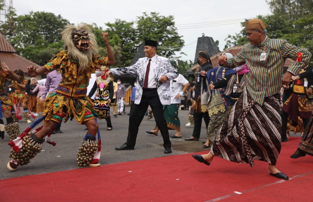 Gubernur Jawa Tengah Ganjar Pranowo mengangkat kisah Bima, sosok lakon pewayangan Dewa Ruci dalam Peringatan Hari Guru Nasional ke-77, di Museum Rangga Warsita, Jumat (25/11/2022) 