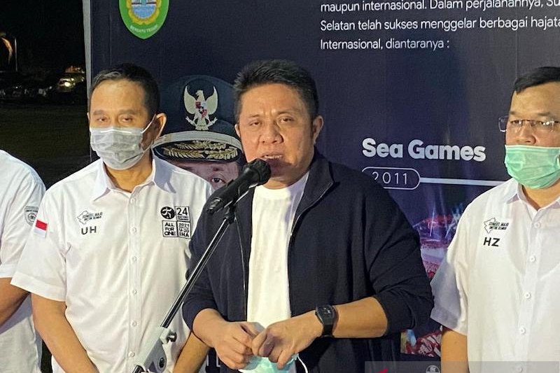 Gubernur Sumsel Herman Deru memberikan keterangan pers setelah acara peluncuran "Sumsel Siap Menuju FIFA World Cup 2023" di Griya Agung, Palembang, Senin (28/12/2020). ANTARA/Dolly Rosana

