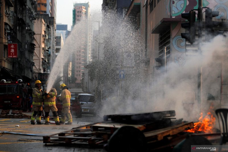 dok/-Petugas pemadam kebakaran sedang memadamkan api di Hong Kong, China, Minggu (20/10/2019).REUTERS/Ammar Awad/hp/cfo (REUTERS/AMMAR AWAD)