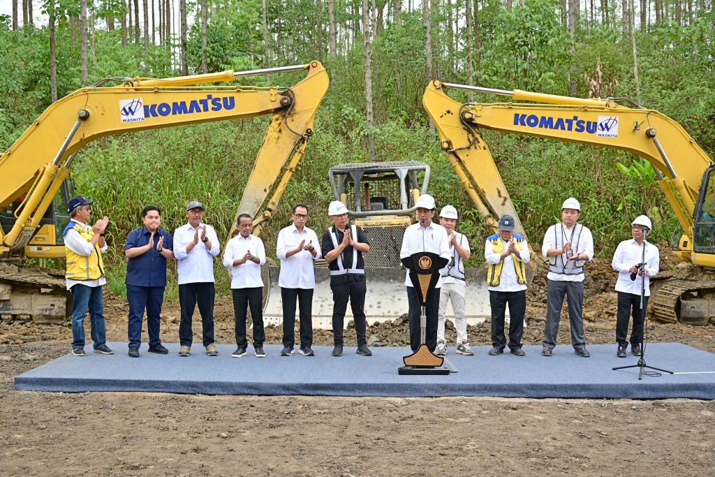 Presiden Jokowi saat melakukan peletakan groundbreaking Hotel Vasanta di kawasan Ibu Kota Nusantara, Kabupaten Penajam Paser Utara, Kalimantan Timur, Sabtu (23/09/2023). (Foto: BPMI Setpres/Muchlis Jr)


