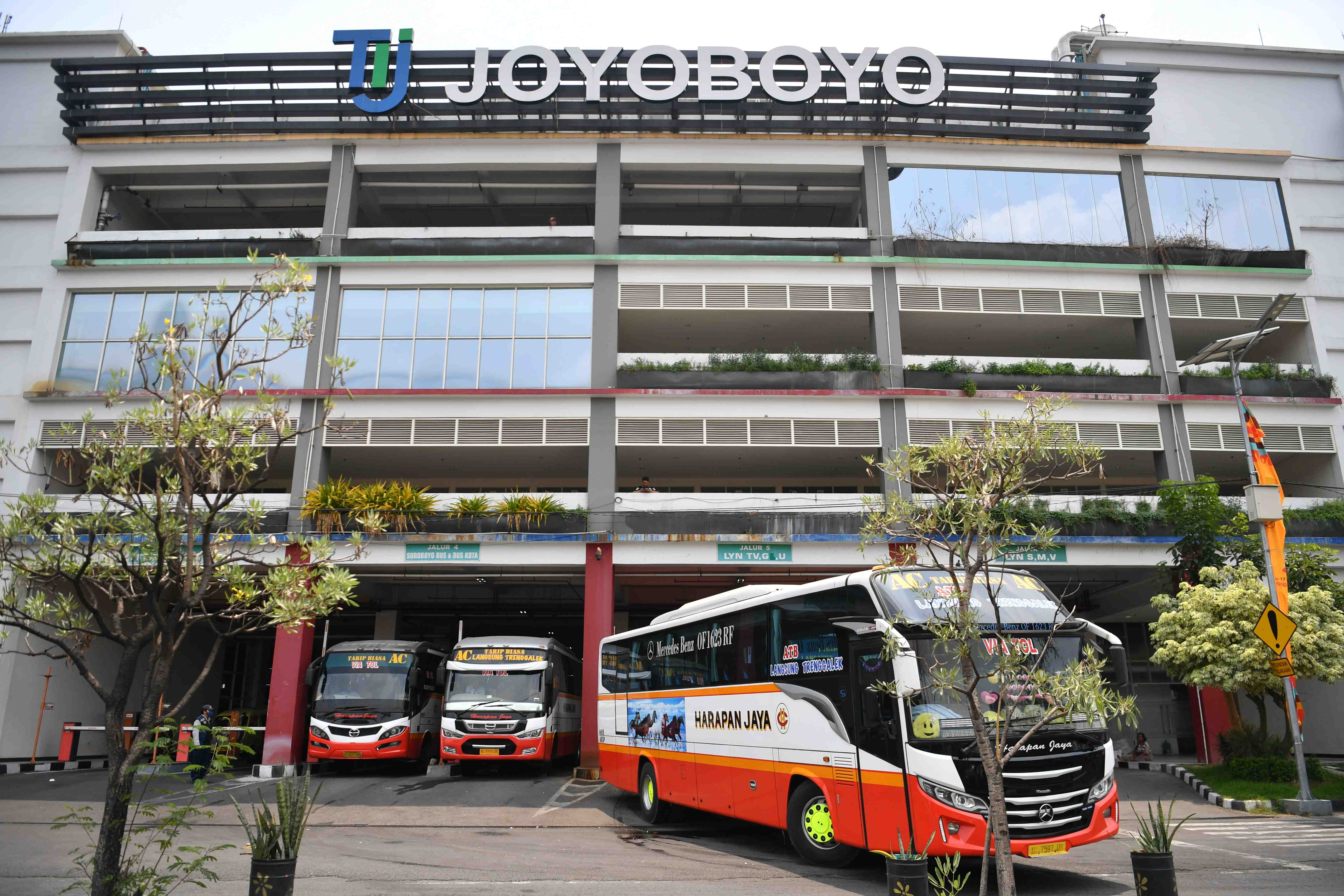 Pemerintah Kota (Pemkot) Surabaya telah berupaya memaksimalkan shuttle bus yang digunakan untuk mobilitas penonton Piala Dunia U-17, Jumat (10/11/2023) malam