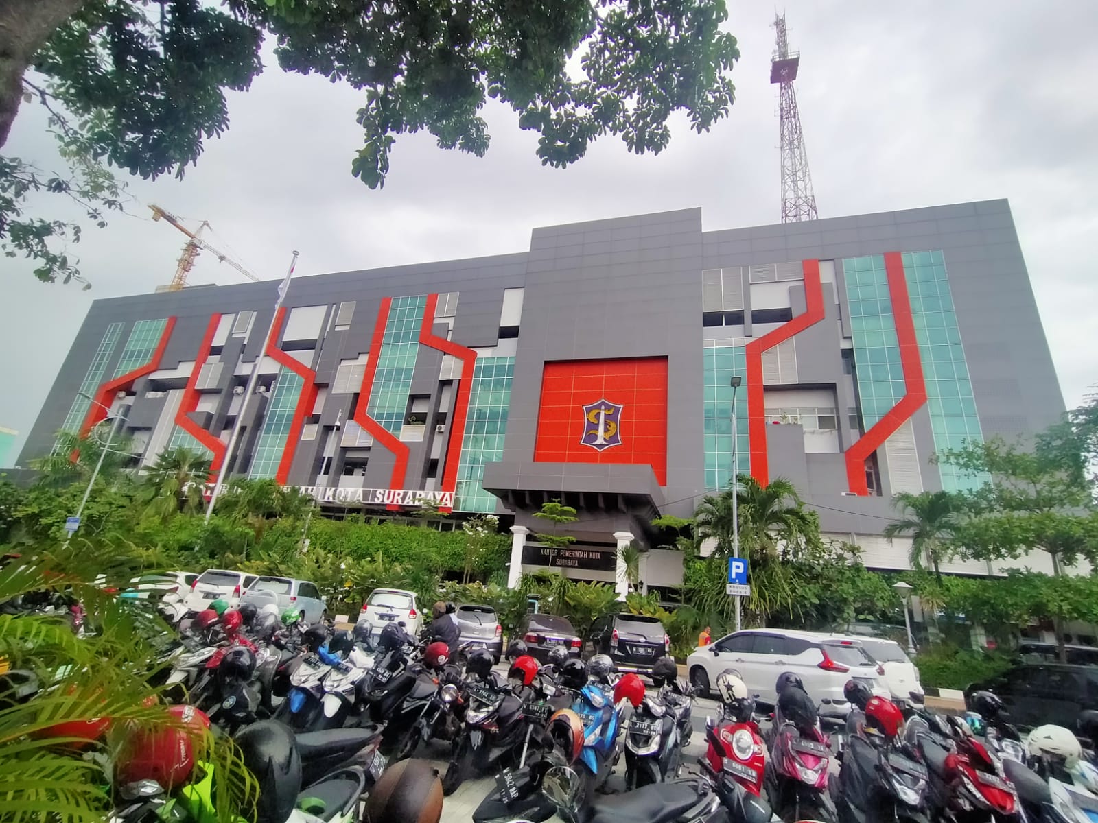 Wali Kota Surabaya Eri Cahyadi dengan tegas meminta seluruh warganya untuk tidak membayar retribusi parkir apabila tak diberikan karcis