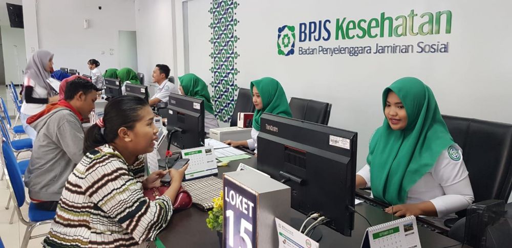 Pelayanan BPJS Kesehatan, di kantor Cabang Surabaya. Foto: Anton/HMP