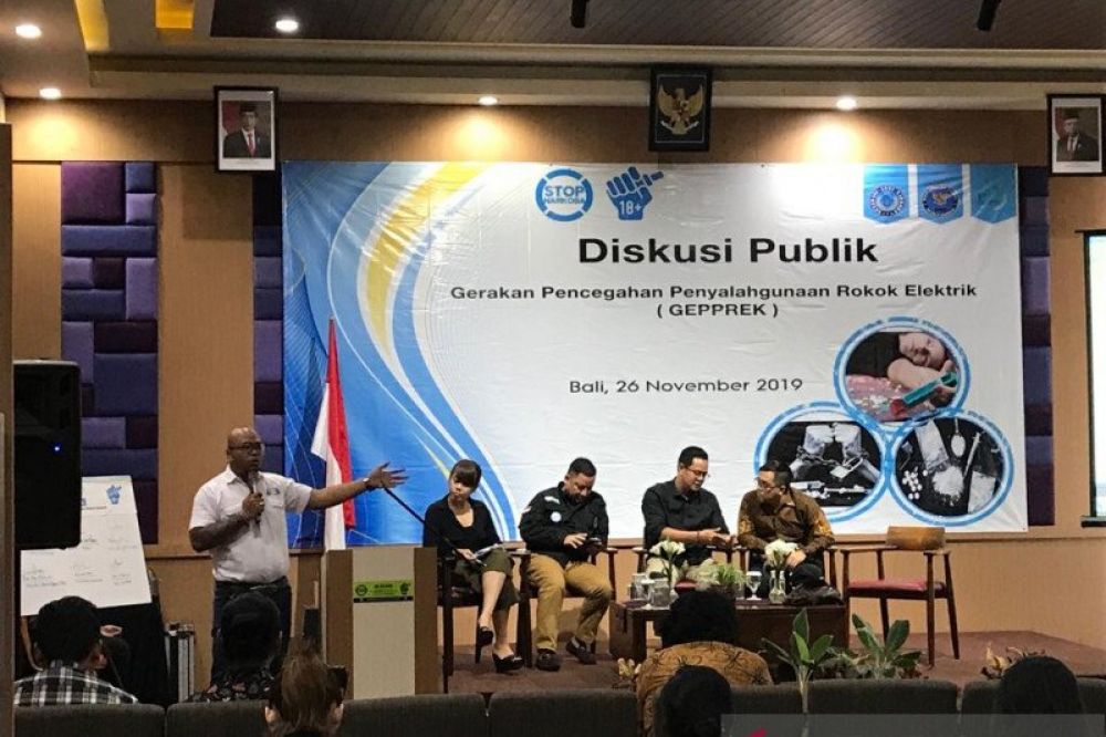 Foto Dokumen: Diskusi Publik Gerakan Pencegahan Penyalahgunaan Rokok Elektrik di Denpasar, Bali, Selasa (26/11). (FOTO ANTARA/Fikri Yusuf)