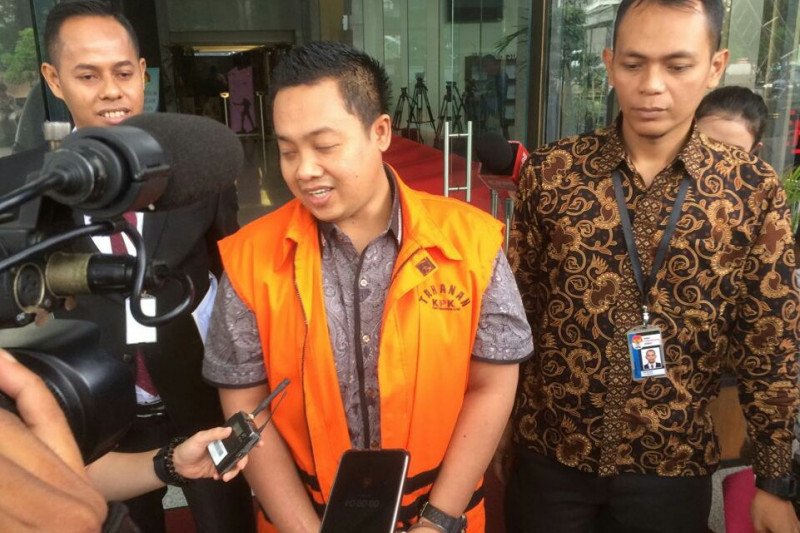 Miftahul Ulum, asisten pribadi mantan Menpora Imam Nahrawi (rompi jingga). (Antara/Benardy Ferdiansyah)