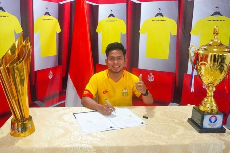 Pemain anyar Bhayangkara FC, Andik Vermansyah, saat menandatangani kontrak bersama The Guardians untuk musim 2020. (ANTARA/HO/Bhayangkara FC)