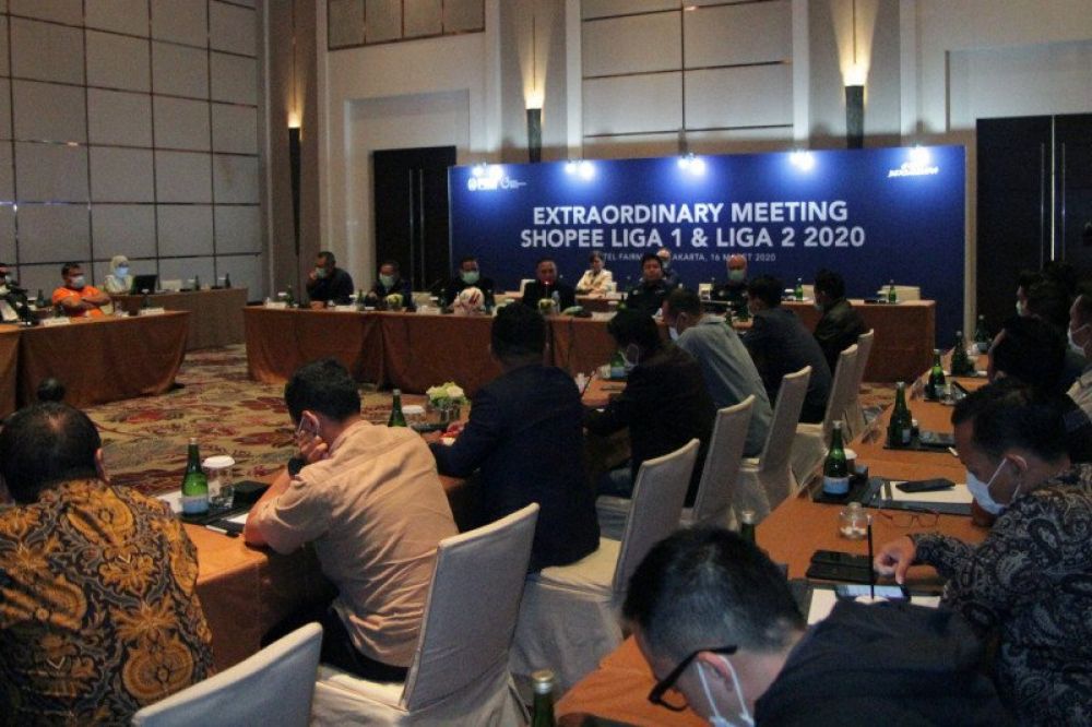 PSSI bersama PT Liga Indonesia Baru dan seluruh manajemen klub Liga 1 dan Liga 2 saat menggelar rapat di Jakarta, Senin (16/3/2020). (ANTARA/HO/Humas PSSI)	