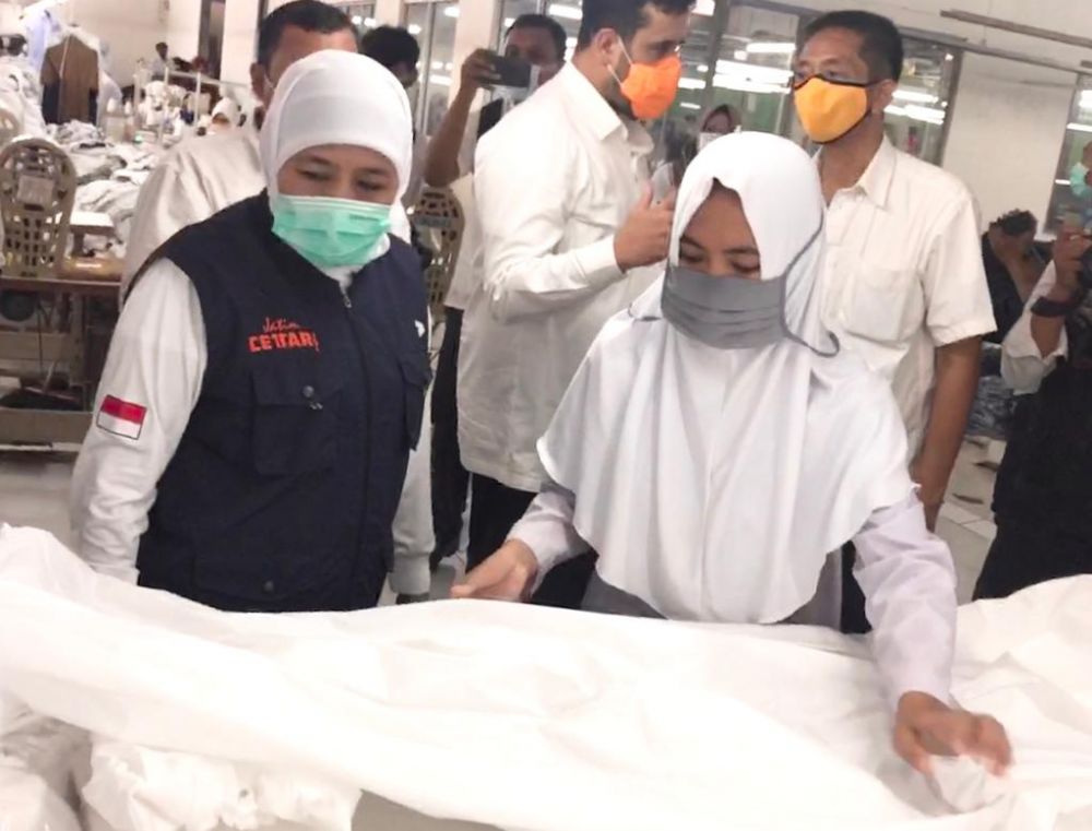 Gubernur Khofifah saat meninjau PT Putrateja Sempurna, Kota Probolinggo (Foto: ist)