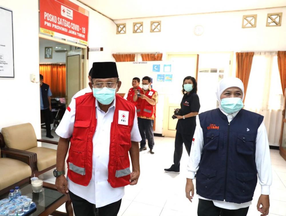 Gubernur Khofifah bersama Ketua PMI Jatim Imam Utomo, melihat ketersediaan darah (Foto: ist)