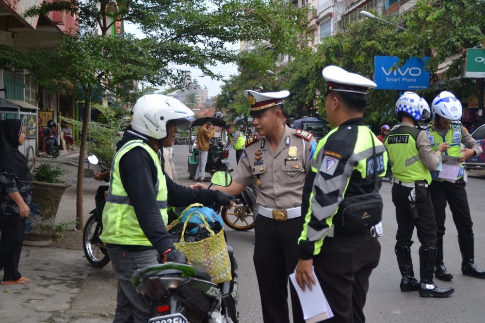 Petugas saat melakukan razia dijalan raya (Foto: ist)