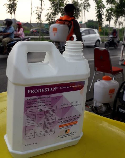 Disinfektan non foodgrade yang hanya cocok untuk benda mati dan hewan bukan manusi. Foto: HMP/Prasetyo