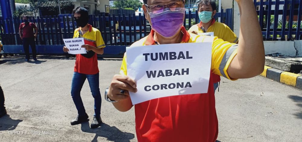 Buruh perusahaan terkenal di kawasan Rungkut Industri Surabaya, menggelar aksi (Foto: Jon)