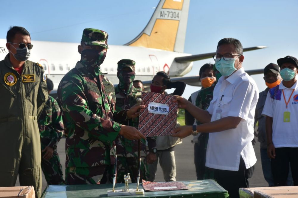 Danrem 152/Babullah Kolonel Inf Endro Satoto serahkan bantuan dan diterima Kadinkes Prov Malut dr. Idhar Sidi Umar (Foto; ist) 