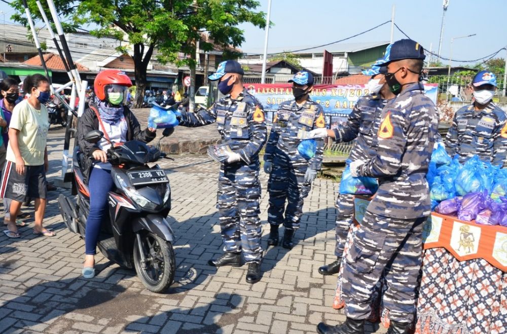Di Surabaya, Taruna AAL membagikan 500 nasi bungkus untuk pengendara (Foto: ist)