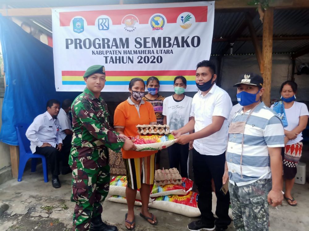 SIMBOLIS: Anggota Yonarmed membantu Pemda dalam menyalurkan bantuan kepada warga terdampak Covid-19. HMP/cho