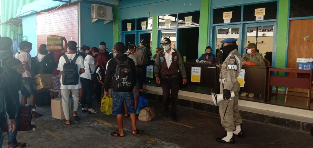Sandar di Ambon, Penumpang KM Ngapulu Diperiksa Kesehatan