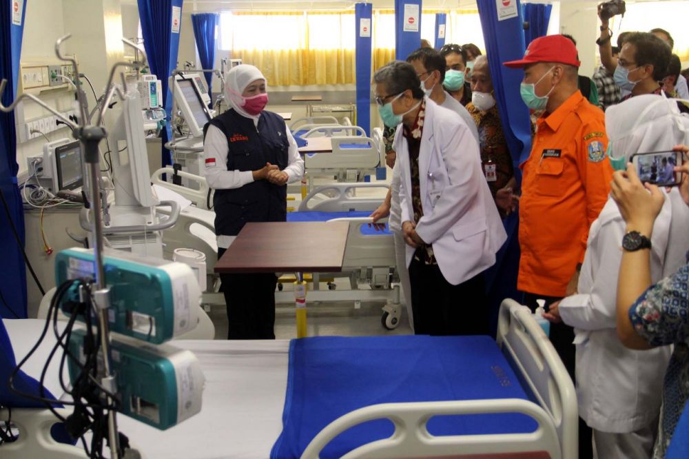 Gubernur Khofifah melihat RS Khusus Infeksi, Rumah Sakit Universitas Airlangga (RSUA), Surabaya (Foto: HMP/Prasetyo)