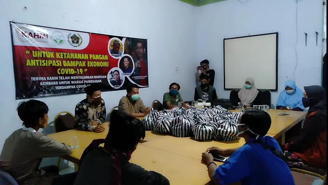 Korp Alumni Himpunan Mahasiswa Islam (KAHMI) Preneur bekerja sama dengan Persatuan Wartawan Indonesia (PWI) Pamekasan, membagi-bagikan sembako kepada warga terdampak COVID-19, beberapa waktu lalu. | PWIPAMEKASAN