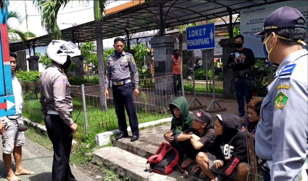 Empat Anak Punk dipulangkan dari Bali (Foto: ide)
