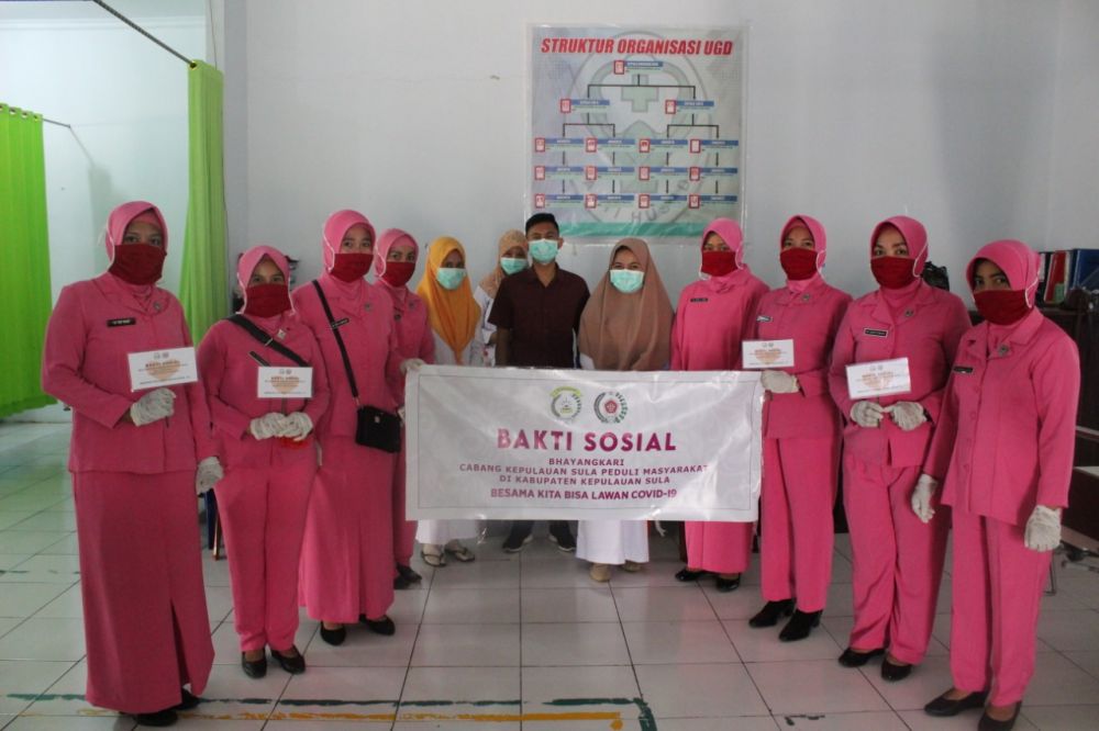 BERBAGI: Bhayangkari Polres Sula melakukan kegiatan sosial memperingati Hari Kartini. HMP/cho