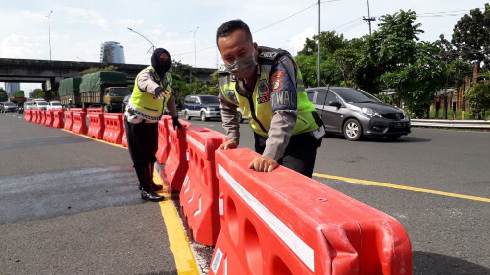 Petugas Kepolisian siapkan pembatas untuk menutup Bundaran Waru (Foto: HMP/Prasetyo)
