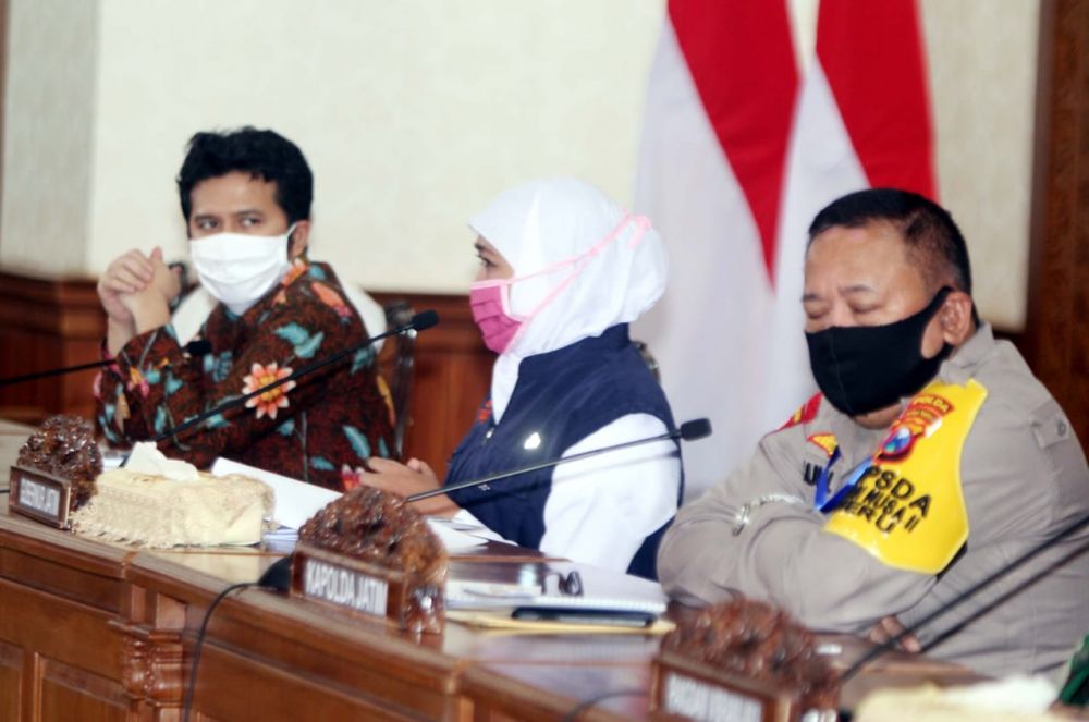 Gubernur Jatim Khofifah memberikan keterangan update penanganan Covid-19 (Foto: HMP/Prasetyo)