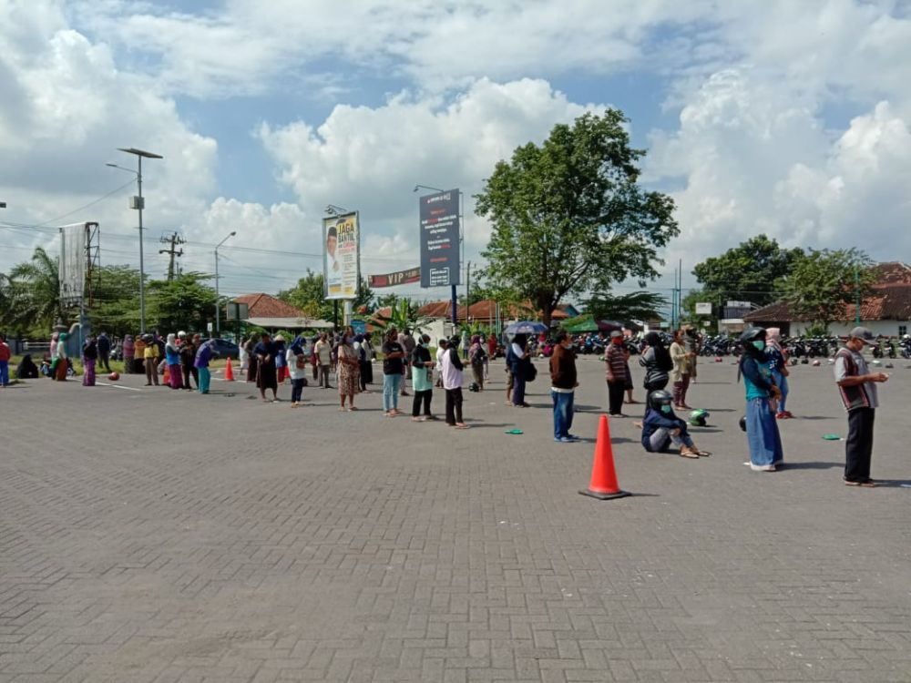 Miris, Mereka Harus Antri Beli Gula Pasir