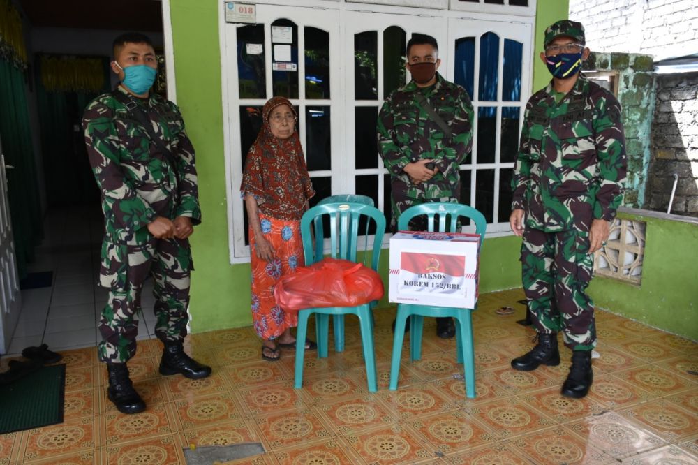 Danrem 152/Babullah Kolonel Inf Endro Satoto dan staf membagikan bantuan ke warga (Foto: Penrem 152)