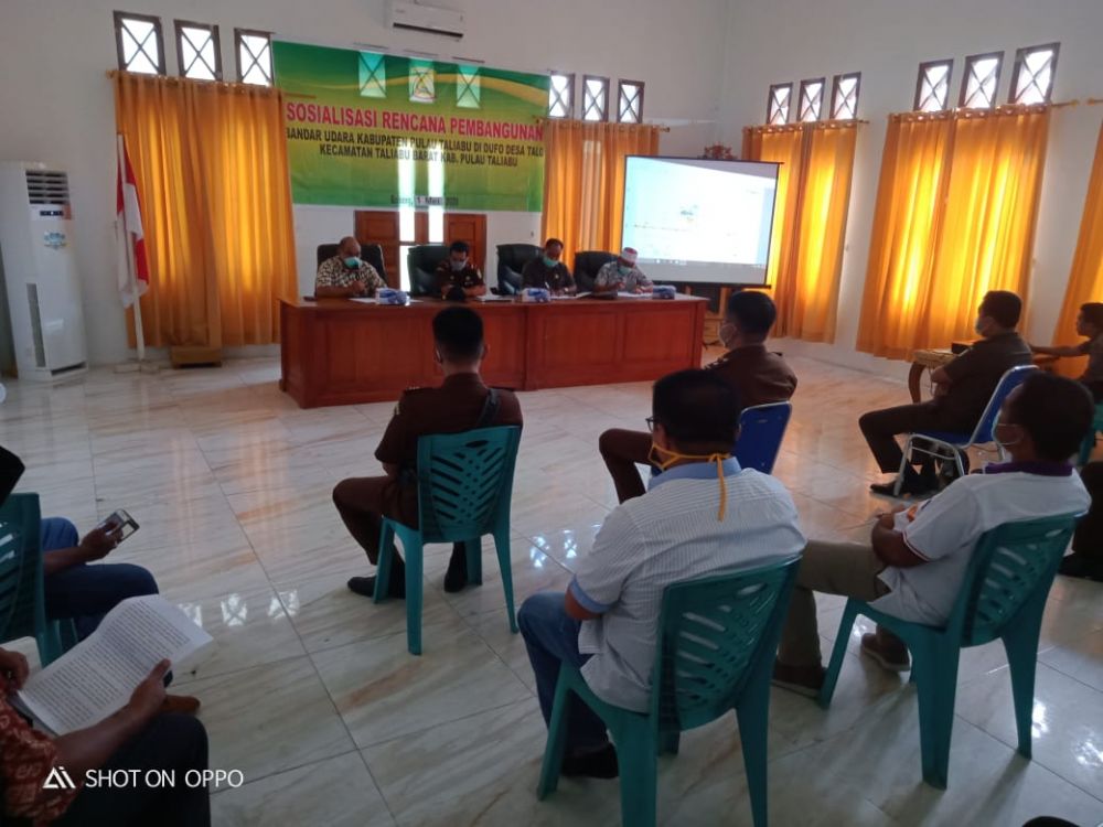 Rapat sosialisai rencana pembangunan Bandar Udara di Duvo, Senin (4/5).