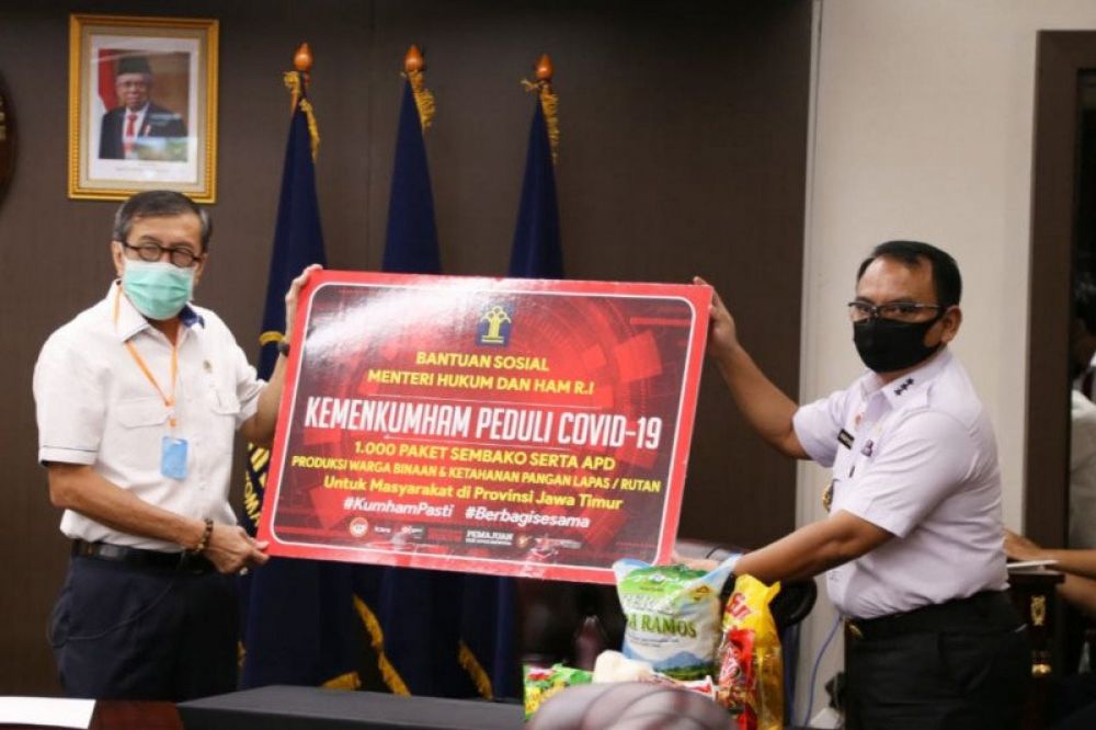 Menteri Hukum dan HAM Yasonna Laoly (kiri) saat menyalurkan paket bantuan sosial (bansos) secara simbolis untuk warga Jawa Timur dan Sumatera Selatan, di Gedung Kementerian Hukum dan HAM, Jakarta, Rabu (6/5/2020) (Foto: Antara)
