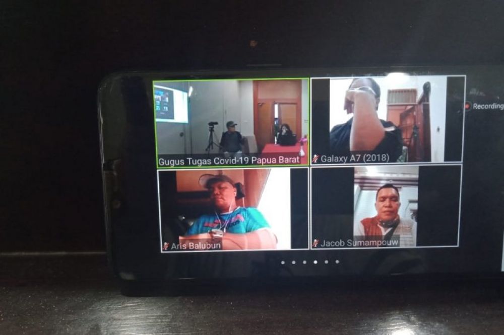 Konferensi pers online Gugus Tugas Percepatan Penanganan COVID-19 Provinsi Papua Barat bersama wartawan daerah Papua Barat. (Foto Antara Papua Barat / Ernes Kakisina)