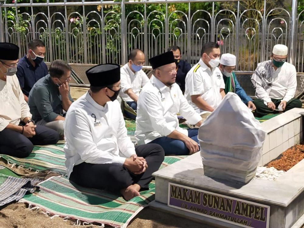 Kapolda Jatim Irjen Fadil Imran bersama Ketua DPD RI ketika ziarah makam Sunan Ampel. (Foto HMP/Heri)