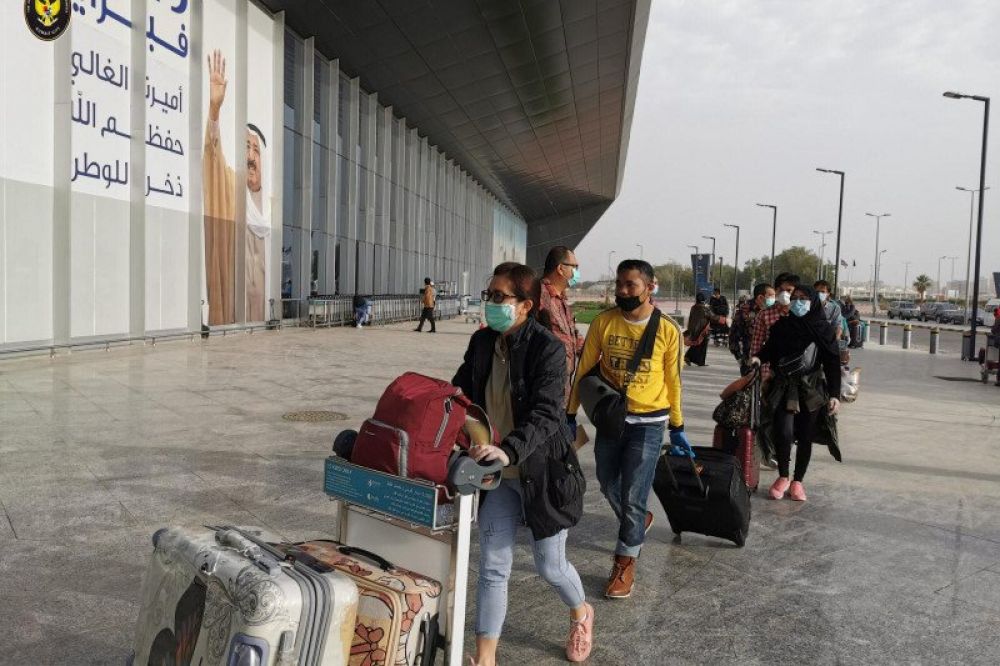 Pekerja migran Indonesia di Kuwait pulang ke Indonesia dengan memanfaatkan program amnesti dari pemerintah di tempat mereka bekerja pada Minggu (10/5/2020). (ANTARA/Handout KBRI Kuwait)