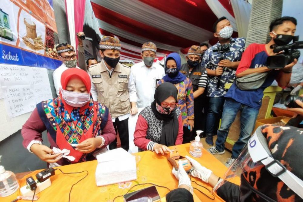 Proses penyaluran BPNT di Mojokerto (Foto HMP/ANT)