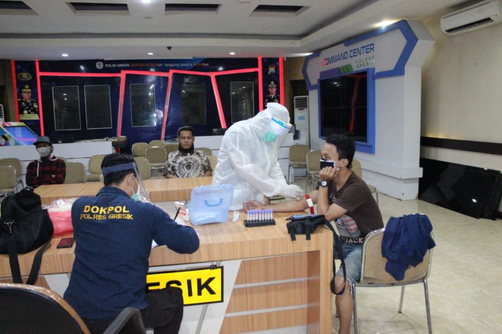 Pelanggar jam malam PSBB Gresik dilakukan rapid test di Mapolres Gresik.