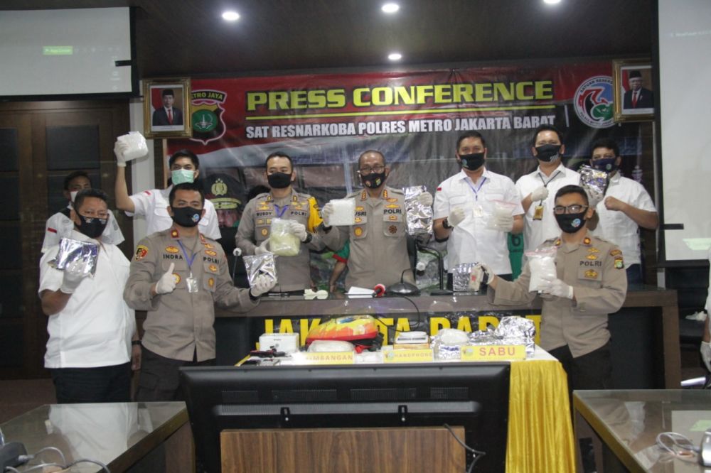 Konferensi pers hasil pengungkapan kasus peredaran narkoba oleh Polres Metro Jakarta Barat.