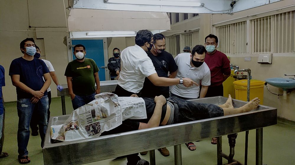 Kondisi jenazah pelaku ketika berada di kamar mayat RSUD dr. Soetomo. Foto (HMP/Ris).