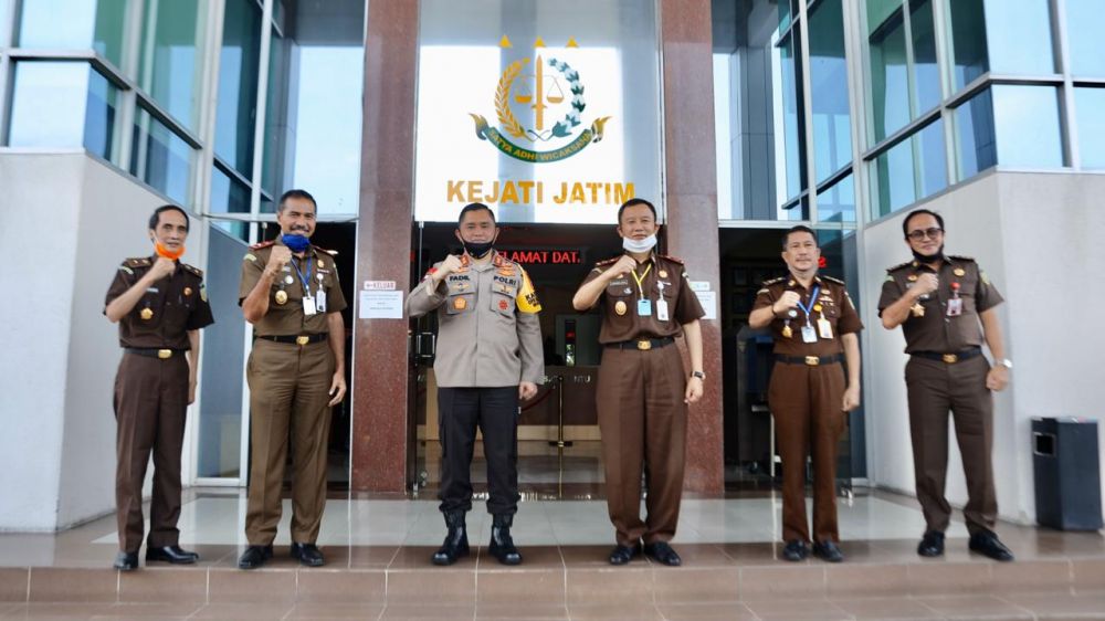Irjen Pol Dr. Fadil Imran silaturahmi ke Kejati Jatim (Foto: HMP/Rizky)