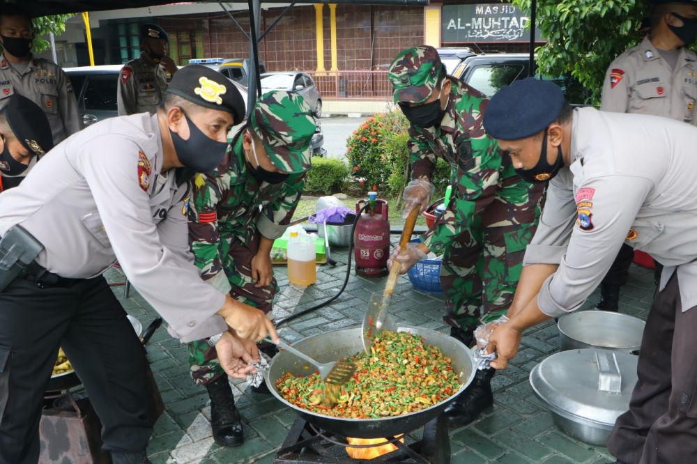 TNI-Polri ketika memasak di dapur umum peduli covid-19 Kalimantan Selatan.