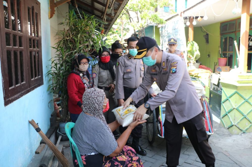Kapolres Gresik Turun Langsung Salurkan Sembako