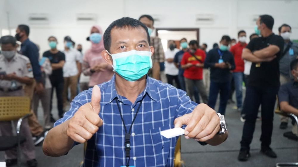 Kasat Reskrim Polrestabes Surabaya menunjukan hasil rapid test covid-19.